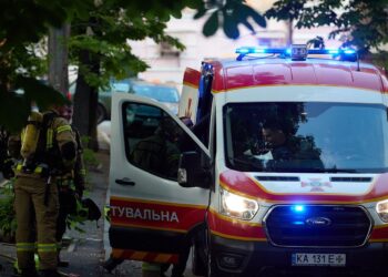 Полиция показала многоэтажку в Киеве, по которой был прямой “прилет” дрона