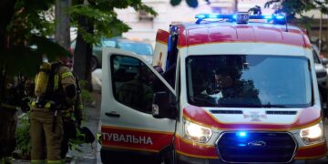 Полиция показала многоэтажку в Киеве, по которой был прямой “прилет” дрона
