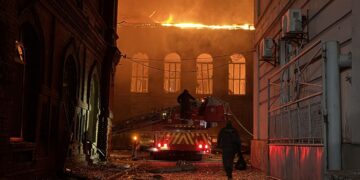 РФ накрыла ударами 10 областей: разрушены ТЦ, университет и дома, есть погибшие