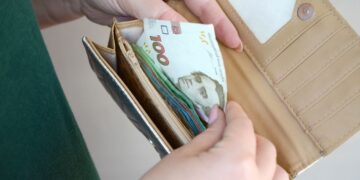 Ціни злетять на все? Що означатиме для українців підвищення ПДВ до 21% та акцизу на пальне