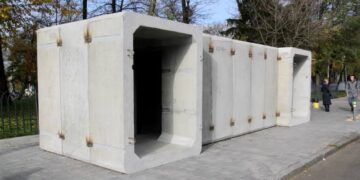 Ховатися просто на зупинці: у Києві встановлять десятки мобільних укриттів