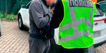 Авто для ЗСУ, якого не існувало: у Києві чоловік виманив у волонтерки пів мільйона