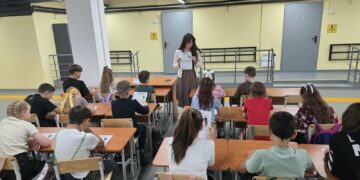 У Києві школярів повертають у класи, але не всіх: кого залишили вдома