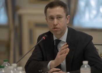 Транспортный коллапс в Киеве: премьер поручил срочно обеспечить работу метро