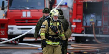 В Москве горит один из крупнейших НПЗ РФ: Генштаб раскрыл последствия удара