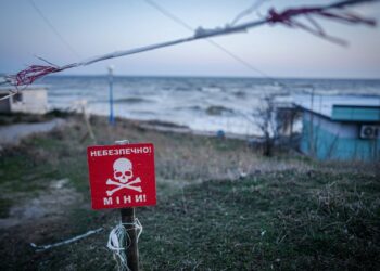 В Коблево семья взорвалась на мини на закрытом пляже