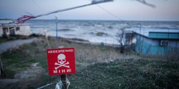 В Коблево семья взорвалась на мини на закрытом пляже