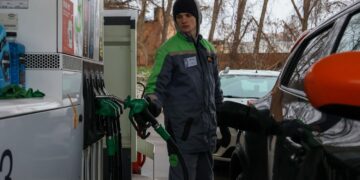 Дизель по 105 грн та бензин по 94: що буде з цінами на АЗС та чи загрожує Україні дефіцит