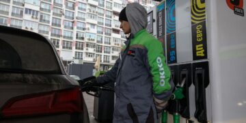 Ціни на бензин злетіли, а дизель вже не по 100 грн: скільки коштує пальне на АЗС 15 вересня