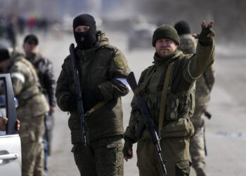 Россия начала урезать зарплаты бюджетникам ради выплат новым “СВОшникам”, – разведка