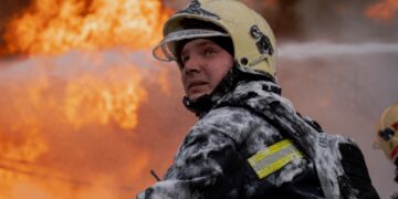 В Белой Церкви после атаки РФ горит предприятие, жителей призвали закрыть окна