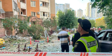 Паніка, постраждалі і перевірки: поліція Києва оточила будинок, куди влучив БпЛА, – ФОТО