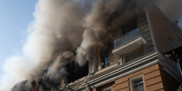 Дим “отруює” повітря в Києві: рятувальники безперервно гасять пожежі, – ФОТО