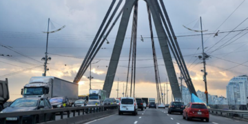 Блокування руху на два тижні: один із мостів Києва перекрили, – ФОТО
