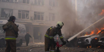Кілометри чорного диму: в Києві горить медичний центр, – ВІДЕО