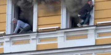 Центр Києва палає після удару: «шахед» влучив у НАН України, люди вибираються з вікон