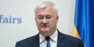 Люди голодают: Сибига рассказал, как в Олешках выживают на траве и сорняках