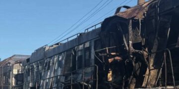 Россияне дважды ударили дронами по пассажирскому поезду Киев – Сумы: что спасло людей
