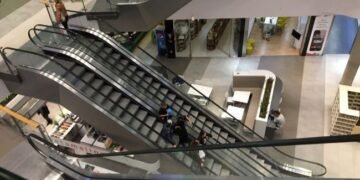 Тривоги «з’їдають» робочий час київських ТРЦ: у серпні ситуація різко погіршилася