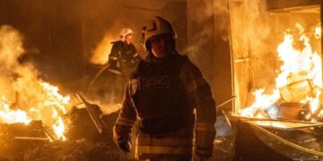 В Хмельницком после атаки РФ произошла повторная детонация: ранены 4 спасателя
