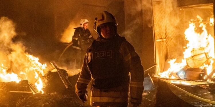 В Хмельницком после атаки РФ произошла повторная детонация: ранены 4 спасателя