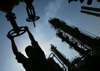 В РФ значительно обрушилась добыча нефти из-за украинских ударов дронами