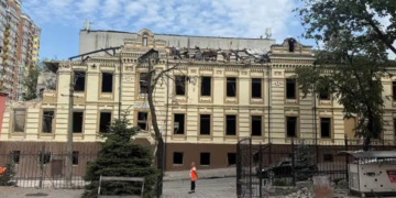 Дах уже знищували, тепер розбирають стіни: нова загроза для історичної будівлі Києва