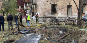 Черги, поліція і обмеження на місці обстрілу в Києві: що відбувається, – ФОТО