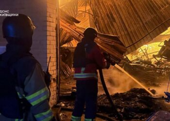Постраждалі та вогонь на складах: Гостомель атакували дрони