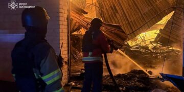 Постраждалі та вогонь на складах: Гостомель атакували дрони