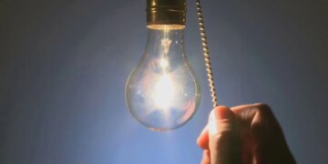 Частина України 20 жовтня житиме за графіками відключень – скільки черг буде без світла