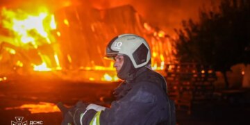 Новая атака на Киев: дрон попал в склады, возле жилого комплекса вспыхнул пожар