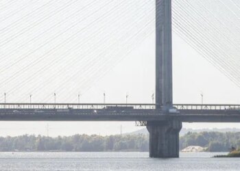 росія ще раз вдарила по Південному мосту в Києві, є влучання – мер