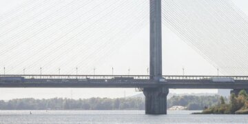 росія ще раз вдарила по Південному мосту в Києві, є влучання – мер
