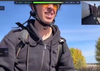 Чуть не уехал на полигон: британский блогер на моноколесе шокировал ТЦК своей вежливостью. ВИДЕО