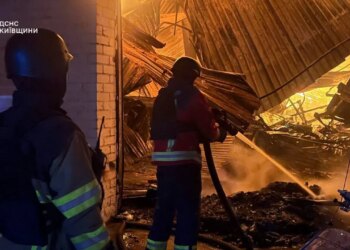 Огонь и завалы в Киевской области: после обстрела Гостомеля пострадали четыре человека. ФОТО