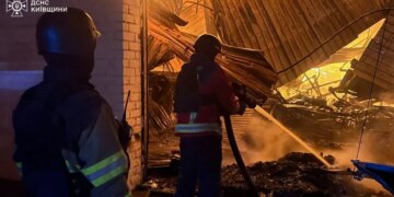 Огонь и завалы в Киевской области: после обстрела Гостомеля пострадали четыре человека. ФОТО