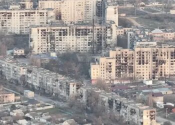 Пішки, на велосипедах і мопедах – Лубінець показав, як десятки людей намагаються виїхати з Олешок