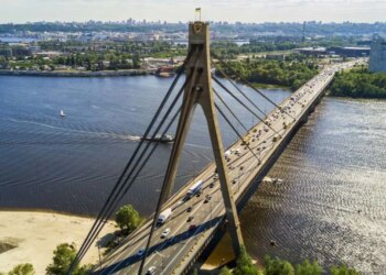 Ворог атакував Північний міст у Києві, є пошкодження – мер