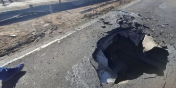 Дыра в асфальте, но движение идет: стало известно состояние Северного моста в Киеве после утреннего удара РФ. ФОТО