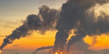 Україна вивела з ладу понад половину нафтопереробних потужностей рф – Міноборони