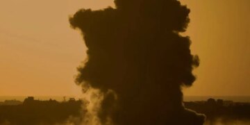 Удар по Ровно 12 октября: жителей окрестных домов срочно отводят от места прилета. ВИДЕО