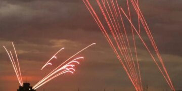 В Хмельницкой области обломки вызвали пожар на АЗС: есть раненые