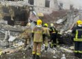Женщину достали из-под завалов: в Ровно упал российский дрон — 5 пострадавших, среди них ребёнок, горели авто и крыша трёхэтажки. ФОТО