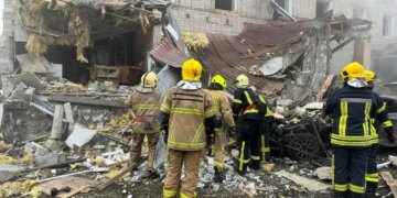 Женщину достали из-под завалов: в Ровно упал российский дрон — 5 пострадавших, среди них ребёнок, горели авто и крыша трёхэтажки. ФОТО