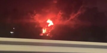 «Снова что-то взорвалось»: в Ростове загорелся нефтяной терминал Новошахтинского завода. ВИДЕО