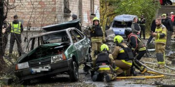 РФ обстреляла Печерский район Киева: загорелся автомобиль во дворе, пострадали 5 человек. ФОТО