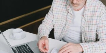 Нулевые счета за коммунальные услуги для пенсионеров: кто получит 100% скидку на свет и газ