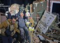 Спасатели вытащили мужчину из-под завалов: последствия ночного обстрела Умани в Черкасской области. ФОТО