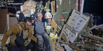 Спасатели вытащили мужчину из-под завалов: последствия ночного обстрела Умани в Черкасской области. ФОТО